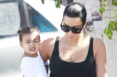 Keseruan Putri Kecil Kim Kardashian Saat Berburu Telur Easter di Kebun