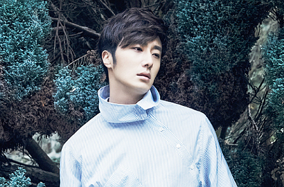 Netter Tertawa Jung Il Woo Bercelana Pendek Garis-Garis di Seoul Fashion Week