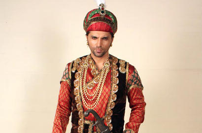 Pemeran Adam Khan Ngamuk di Lokasi Syuting 'Jodha Akbar'