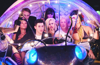 Nick Jonas Menari Bersama Wanita di MV 'Chains'