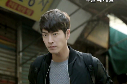 Hong Jong Hyun Push Up Sambil Topless di Trailer 'Clash of the Families 2'