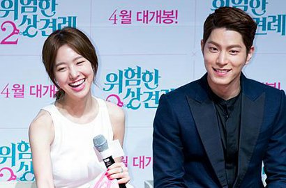 Jin Se Yeon Peluk Mesra Hong Jong Hyun di Jumpa Pers 'Clash of the Families 2'