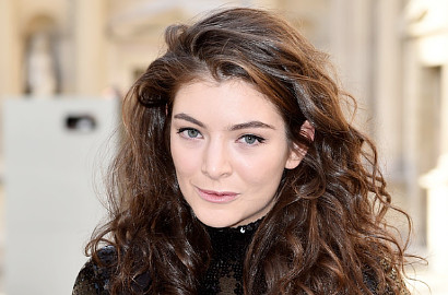 Rayakan 2 Tahun Pacaran, Lorde Pamer Pose Cium Mesra Sang Kekasih