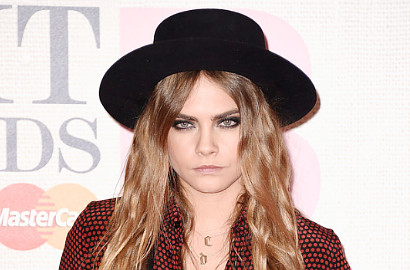Cara Delevingne-Pharrell Williams Duet di Chanel's Metiers d'Art collection