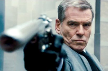 Tegangnya Pierce Brosnan Buru Milla Jovovich di Trailer 'Survivor'