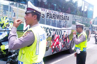 Kesalahan Penulisan di Rompi Polisi Jadi Bulan-Bulanan Netter di Sosial Media