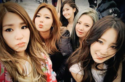 Tae Yeon SNSD cs Kompak Selfie Jelang Rilis 'Catch Me If You Can'