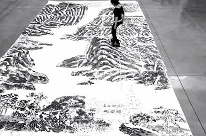 Wow, Seniman Tiongkok Lukis Pegunungan Raksasa Pakai Sepatu Roda