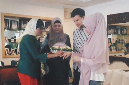 Stuart Collin Jatuh Cinta Usai Jenguk Risty Tagor