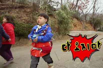 Dikerubuti Cewek, Man Se Sok Cool di 'Superman is Back'