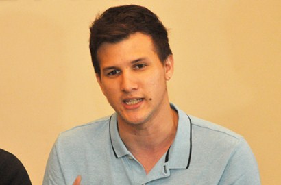 Sayang Berat, Putra Risty Tagor Minta Gendong Stuart Collin