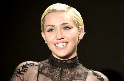 Jalan Bareng Cowok Lain, Miley Cyrus Berpaling?
