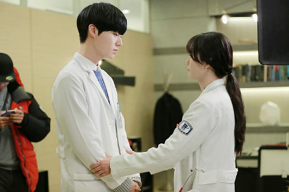 Ahn Jae Hyun dan Goo Hye Sun Butuh 3 Jam Lakoni Adegan Ciuman di 'Blood'