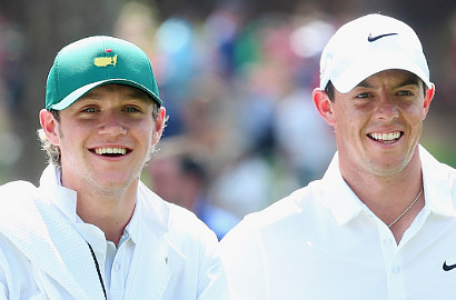 Niall Horan Jatuh Terpeleset Saat Bawakan Tas Golf Rory McIlroy