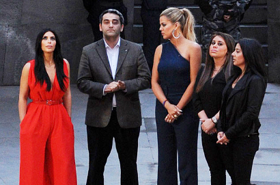 Kim dan Khloe Kardashian Kunjungi Memorial Genosida Armenia