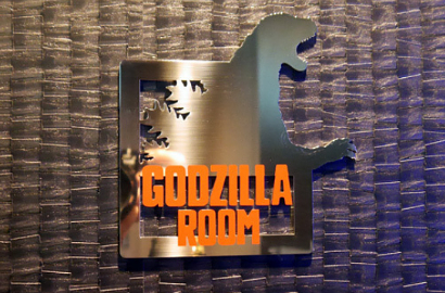 Hotel Jepang Tepati Janji Hadirkan 'Teror' Patung Kepala Godzilla Raksasa