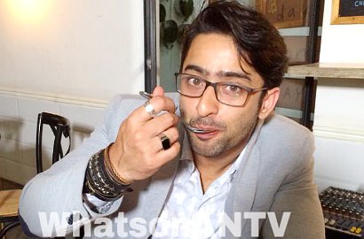 Shaheer Sheikh Sedang Liburan Galau di Pantai Lombok