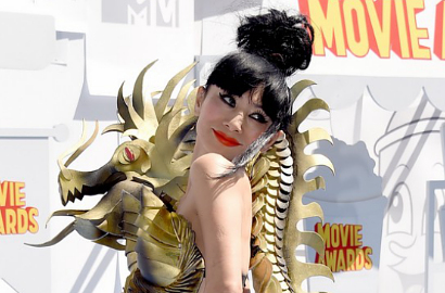 Bai Ling Bawa 'Naga' ke Red Carpet MTV Movie Awards 2015