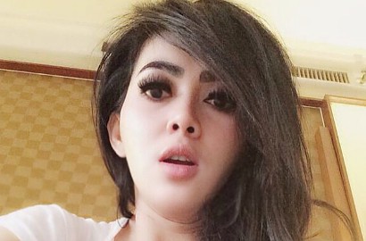 Baru Sekarang Ziarah ke Makam Olga, Syahrini Masih Tak Percaya