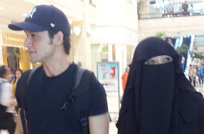 Inikah Jawaban Indra L. Bruggman Atas Foto 'Mesra' dengan Soraya Abdullah?