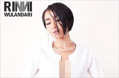 Rini Wulandari Pamer Belahan Dada di Sampul Album Baru