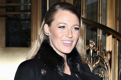 Blake Lively Bangga Punya Payudara Besar