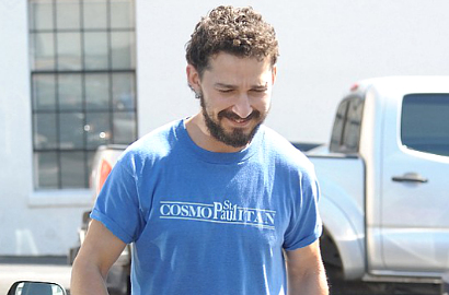 Shia LaBeouf Kepergok Makan Siang dan Peluk Wanita Misterius