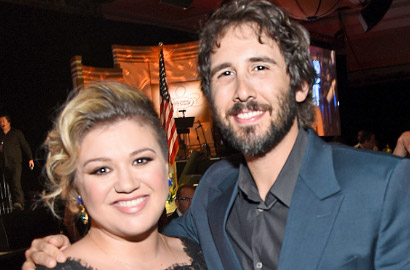 Josh Groban Duet dengan Kelly Clarkson di Lagu 'All I Ask of You'