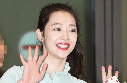 Pulang dari Bali, Sulli f(x) Tebar Senyum Saat Tiba di Incheon