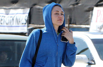 Pantat Miley Cyrus Ngintip Gara-Gara Pakai Celana Super Pendek