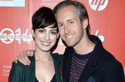Mesranya Anne Hathaway dan Suami Ciuman di Depan Umum