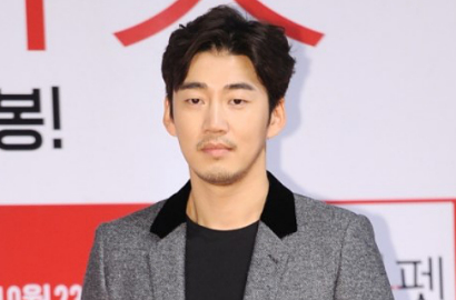 Syuting 'Dramatic One Night' Yoon Kye Sang Dapat Kado dari Fans