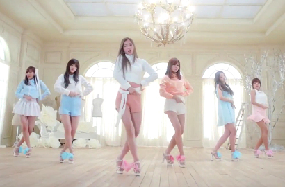 A Pink Lebih Berwarna di MV 'LUV' Versi Jepang
