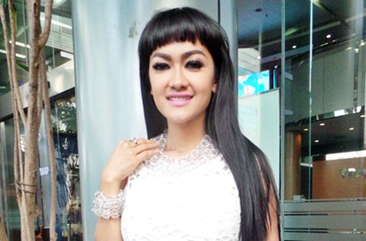Ibunda Julia Perez Menentang Putrinya Dekat dengan Satpam Ganteng Mumu