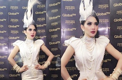 Tampil dengan Bulu, Syahrini Raih Penghargaan Global Seru Awards 2015