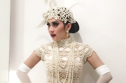 Menang Penghargaan, Syahrini Pose Selfie Bareng Nikita Willy