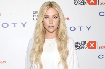 Pakai Lingerie di Bandara, Kesha Pamer Kaki Jenjang