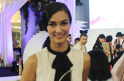 Atiqah Hasiholan Dianugerahi Piala Inspiring Women Award 2015