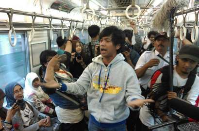 D'Masiv Promosi Single Baru 'Pede' di Dalam Kereta