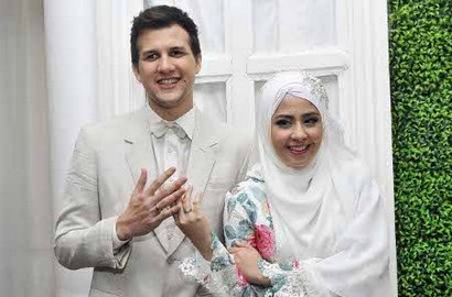 Risty Tagor dan Stuart Collin Tunda Bulan Madu dan Punya Anak