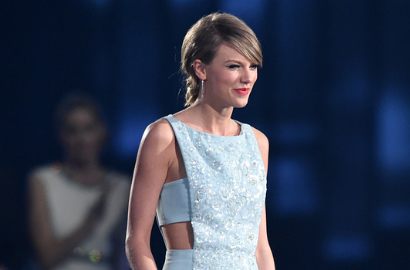 Taylor Swift Super Seksi Pamer Paha di ACM Awards 2015