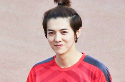 Luhan Tampil Imut dengan Rambut Dikuncir Saat Pertandingan Sepakbola