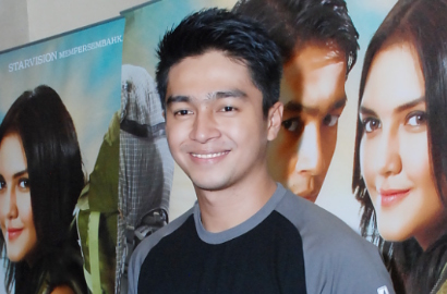 Kaki Deva Mahenra Sempat Mati Rasa saat Syuting 'Romeo dan Rinjani'