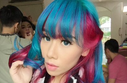 Cherly Cherry Belle Curi Perhatian Netter Lewat Rambut Pelangi