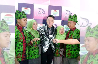 Terharu, Danang Cium Kaki Ibunya di Panggung 'D'Academy'