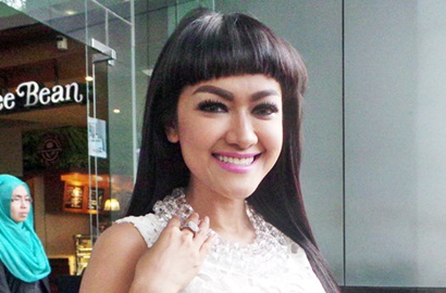 Julia Perez Dikritik Fans Gara-Gara Pamer Baju Tak Pakai Bra