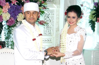 Sonya Fatmala Langsung Suapi Anak Hengky Kurniawan Seusai Akad Nikah