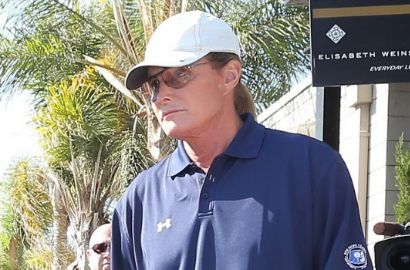 Bruce Jenner Tertangkap Kamera Sedang Mengenakan Gaun