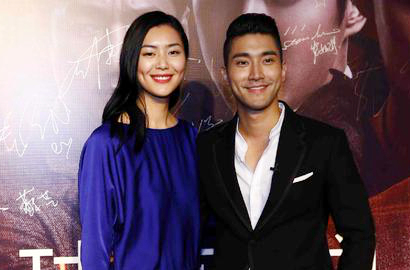 Gandeng 'Istri', Siwon SuJu dan Liu Wen Mesra di Premiere 'Helios'