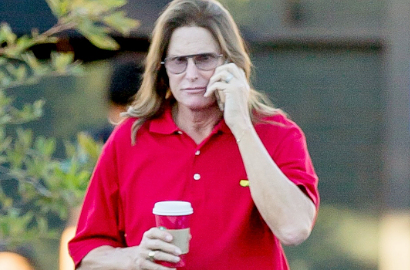 Bruce Jenner Makin Berani Pamer Pakai Bra di Depan Publik